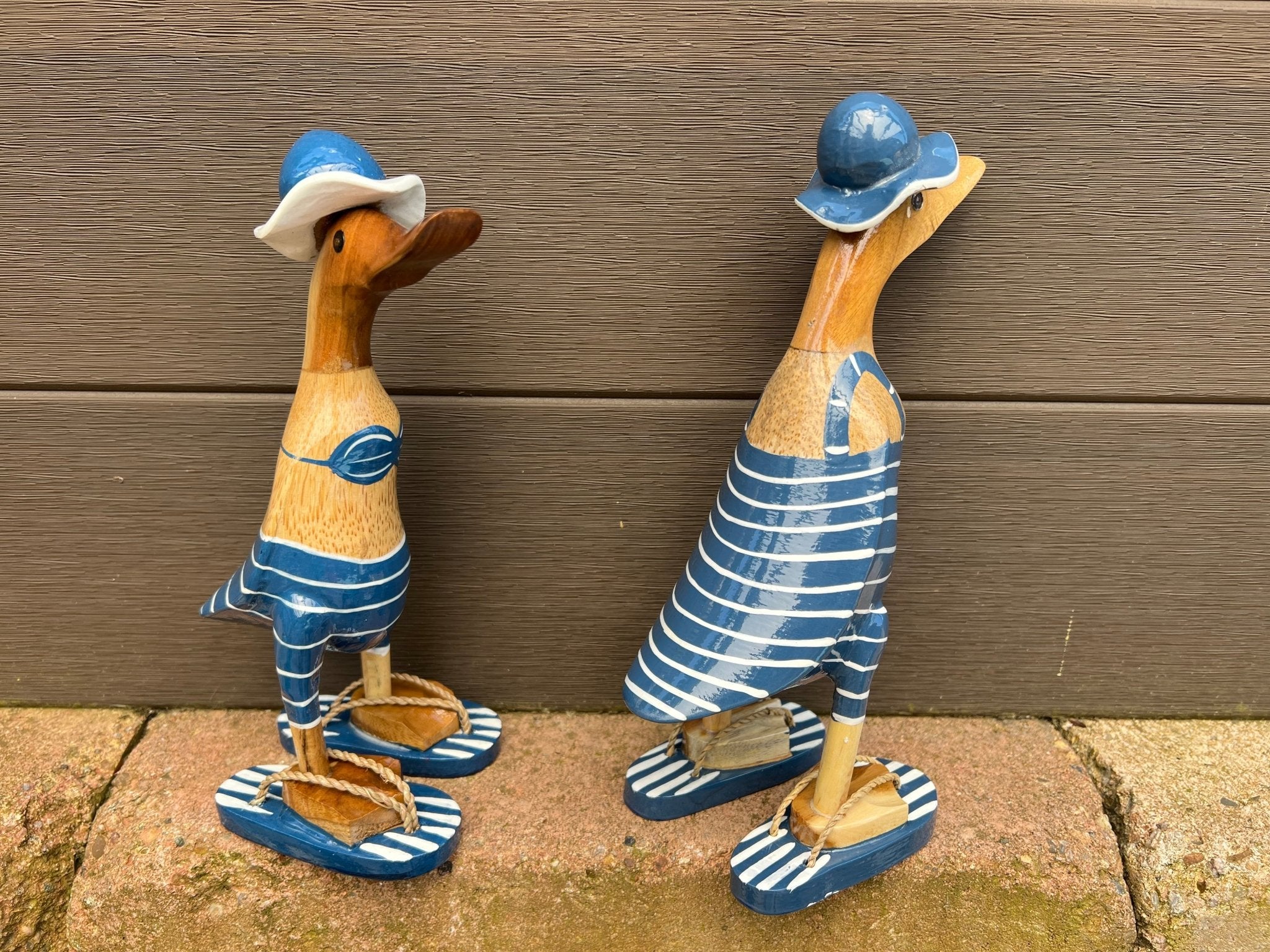 Ente 25 cm blau/weiß mit Badeanzug und Bikini - MEER DEKO