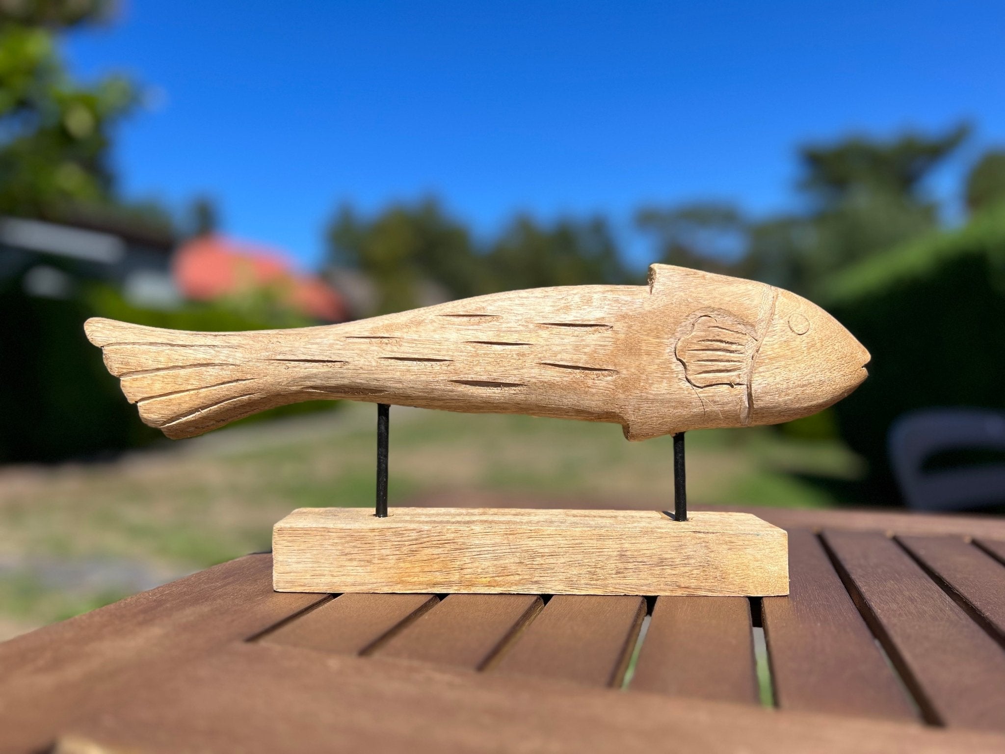 Massiver Holzfisch auf Holz Standfuß 38x16cm - MEER DEKO